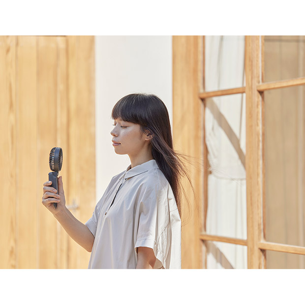 ≪13%OFF≫＜13周年感謝祭＞【RHYTHM（リズム）】ハンディファン  Silky Wind Mobile3.2  ダークグレー （9ZF040RH82）