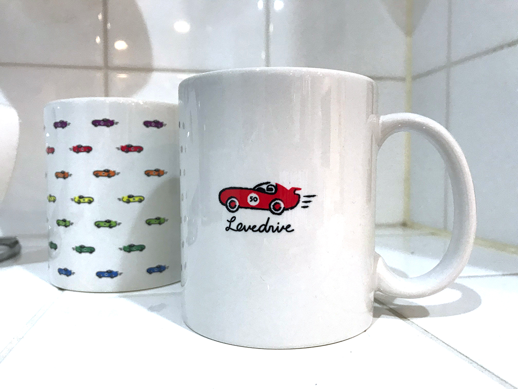 Love driveワンポイントクルママグカップ